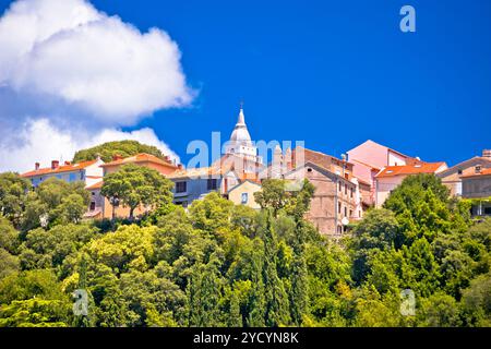 Stadt Omisalj auf der grünen Insel Krk mit Blick auf den Hügel Stockfoto