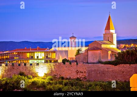 Die Inselstadt Krk, Verteidigungsmauern und Sehenswürdigkeiten Stockfoto