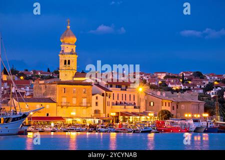 Inselstadt Krk mit abendlichem Blick aufs Wasser Stockfoto