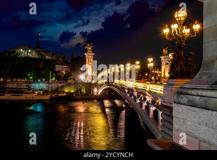 Nacht über die Brücke Alexandre III Stockfoto