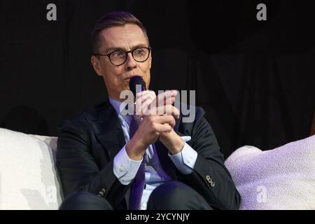 Helsinki, Uusimaa, Finnland. Oktober 2024. Der finnische Präsident Alexander Stubb sprach auf der Buchmesse Helsinki, die vom 24. Bis 27. Oktober 2024 in Helsinki stattfindet. Der Präsident spricht über die Bücher, die in seinem Bücherregal sind. (Kreditbild: © Marina Takimoto/ZUMA Press Wire) NUR REDAKTIONELLE VERWENDUNG! Nicht für kommerzielle ZWECKE! Stockfoto