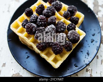 Belgische Waffeln mit Black auf einem alten Holztisch Stockfoto