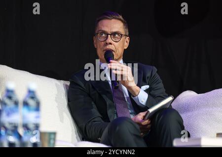 Helsinki, Uusimaa, Finnland. Oktober 2024. Der finnische Präsident Alexander Stubb sprach auf der Buchmesse Helsinki, die vom 24. Bis 27. Oktober 2024 in Helsinki stattfindet. Der Präsident spricht über die Bücher, die in seinem Bücherregal sind. (Kreditbild: © Marina Takimoto/ZUMA Press Wire) NUR REDAKTIONELLE VERWENDUNG! Nicht für kommerzielle ZWECKE! Stockfoto