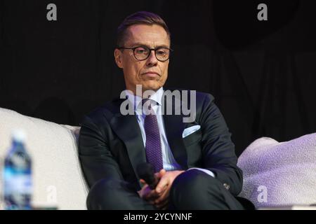 Helsinki, Uusimaa, Finnland. Oktober 2024. Der finnische Präsident Alexander Stubb sprach auf der Buchmesse Helsinki, die vom 24. Bis 27. Oktober 2024 in Helsinki stattfindet. Der Präsident spricht über die Bücher, die in seinem Bücherregal sind. (Kreditbild: © Marina Takimoto/ZUMA Press Wire) NUR REDAKTIONELLE VERWENDUNG! Nicht für kommerzielle ZWECKE! Stockfoto