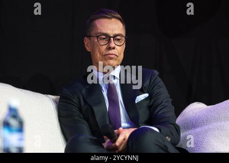 Helsinki, Uusimaa, Finnland. Oktober 2024. Der finnische Präsident Alexander Stubb sprach auf der Buchmesse Helsinki, die vom 24. Bis 27. Oktober 2024 in Helsinki stattfindet. Der Präsident spricht über die Bücher, die in seinem Bücherregal sind. (Kreditbild: © Marina Takimoto/ZUMA Press Wire) NUR REDAKTIONELLE VERWENDUNG! Nicht für kommerzielle ZWECKE! Stockfoto