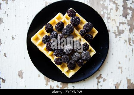 Belgische Waffeln mit Black auf einem alten Holztisch Stockfoto