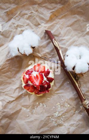Schöne Muffin mit frischen Erdbeeren liegt auf Handwerk Papier, close-up Stockfoto