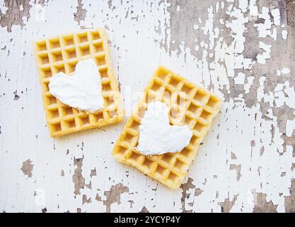 Sehr schöne Belgische Waffeln auf einem alten Tabelle Stockfoto