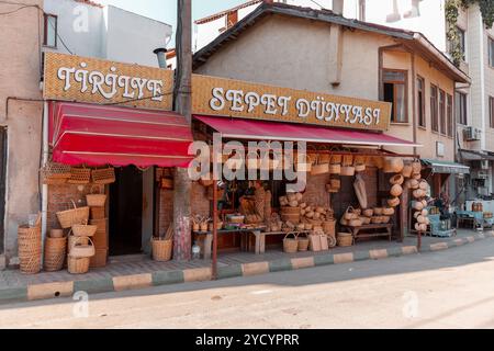 Tirilye, Turkiye - 29. SEPTEMBER 2024: Handgefertigte Korbprodukte werden vor einem Geschäft in Tirilye, Bursa, Turkiye, ausgestellt. Stockfoto