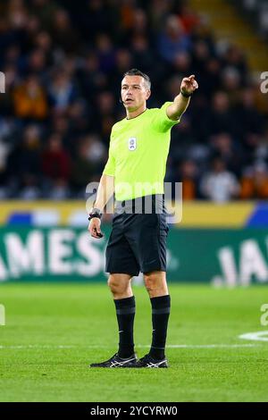 MKM Stadium, Hull, England - 23. Oktober 2024 Schiedsrichter Dean Whitestone - während des Spiels Hull City gegen Burnley, EFL Championship, 2024/25, MKM Stadium, Hull, England - 23. Oktober 2024 Credit: Arthur Haigh/WhiteRosePhotos/Alamy Live News Stockfoto