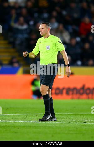 MKM Stadium, Hull, England - 23. Oktober 2024 Schiedsrichter Dean Whitestone - während des Spiels Hull City gegen Burnley, EFL Championship, 2024/25, MKM Stadium, Hull, England - 23. Oktober 2024 Credit: Arthur Haigh/WhiteRosePhotos/Alamy Live News Stockfoto