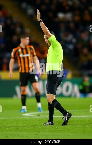 MKM Stadium, Hull, England - 23. Oktober 2024 Schiedsrichter Dean Whitestone - während des Spiels Hull City gegen Burnley, EFL Championship, 2024/25, MKM Stadium, Hull, England - 23. Oktober 2024 Credit: Arthur Haigh/WhiteRosePhotos/Alamy Live News Stockfoto