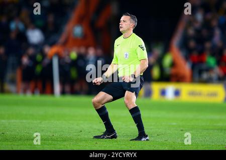 MKM Stadium, Hull, England - 23. Oktober 2024 Schiedsrichter Dean Whitestone - während des Spiels Hull City gegen Burnley, EFL Championship, 2024/25, MKM Stadium, Hull, England - 23. Oktober 2024 Credit: Arthur Haigh/WhiteRosePhotos/Alamy Live News Stockfoto