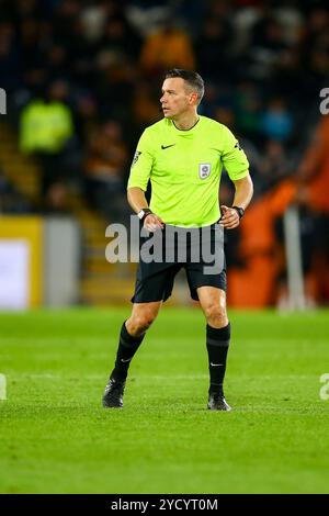 MKM Stadium, Hull, England - 23. Oktober 2024 Schiedsrichter Dean Whitestone - während des Spiels Hull City gegen Burnley, EFL Championship, 2024/25, MKM Stadium, Hull, England - 23. Oktober 2024 Credit: Arthur Haigh/WhiteRosePhotos/Alamy Live News Stockfoto