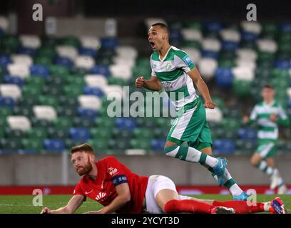 Graham Burke der Shamrock Rovers feiert das vierte Tor des Spiels während des Gruppenspiels der UEFA Europa Conference League im Windsor Park in Belfast, Nordirland. Bilddatum: Donnerstag, 24. Oktober 2024. Stockfoto