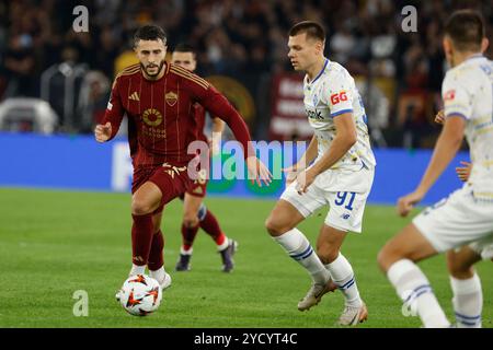 Rom, Latium, Italien. Oktober 2024. Mario Hermoso Canseco von Roma und Mykola Mykhailenko von Dynamo Kyiv spielen 2024/25 am 24. Oktober 2024 im Stadio Olimpico in Rom (Italien) während des UEFA Europa League Phase MD3-Spiels zwischen AS Roma und FC Dynamo Kyiv (Foto: © Ciro de Luca/ZUMA Press Wire) NUR ZUR REDAKTIONELLEN VERWENDUNG! Nicht für kommerzielle ZWECKE! Stockfoto