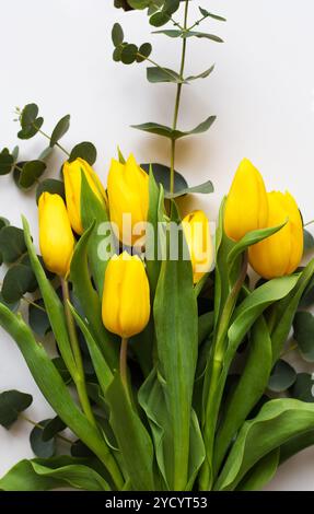 Schöne gelbe Tulpen auf einem weißen Tisch Stockfoto