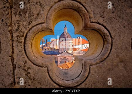 Blick auf die Wahrzeichen von Dubrovnik durch Stein geschnitzte Details Stockfoto