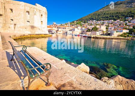 Blick auf den Hafen und die Stadtmauer von Dubrovnik von der Bank Stockfoto