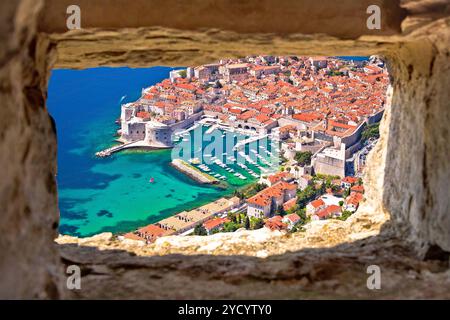 Historische Stadt Dubrovnik und Hafen aus der Vogelperspektive durch ein Steinfenster vom SRD-Hügel, Stockfoto