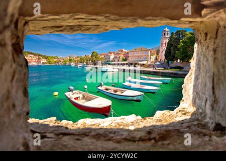 Türkisfarbener Blick auf das Wasser von Cavtat durch ein Steinfenster Stockfoto