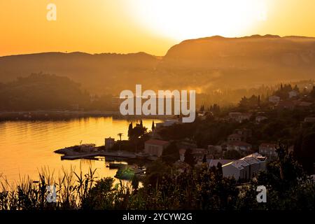 Srebreno und Mlini an der Küste von Dubrovnik mit Blick auf den Sonnenuntergang Stockfoto