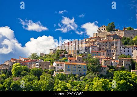 Stadt Motovun auf malerischen Blick auf die Hügel Stockfoto