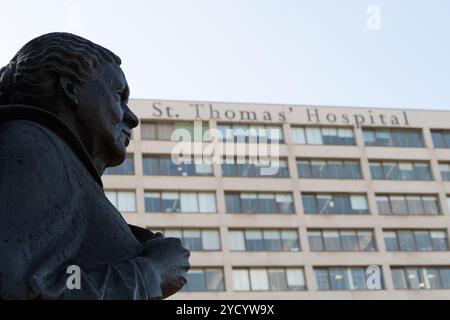 London, Großbritannien. 24. Oktober 2024. Profilansicht der Statue der Krankenpflegepionierin Mary Seacole vor dem St. Thomas' Hospital Credit: Ron Fassbender/Alamy Live News Stockfoto