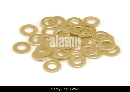 Haufen goldfarbener Unterlegscheiben Stockfoto