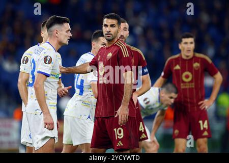 Rom, Italien. Oktober 2024. Zeki Celik von Roma blickt auf die UEFA Europa League, Liga-Phase, das Fußballspiel am 3. Spieltag zwischen AS Roma und Dynamo Kyiv am 24. Oktober 2024 im Stadio Olimpico in Rom, Italien. Quelle: Federico Proietti / Alamy Live News Stockfoto