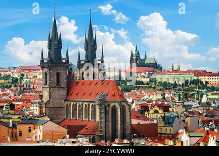 Tynsky und St Vita Kathedralen unter die roten Dächer von Prag. Ansicht von oben Stockfoto