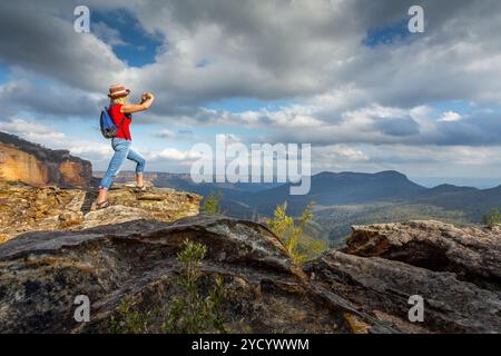 Touristen, die Fotos von Klippen mit atemberaubenden Panoramablick auf den Blue Mountain machen Stockfoto