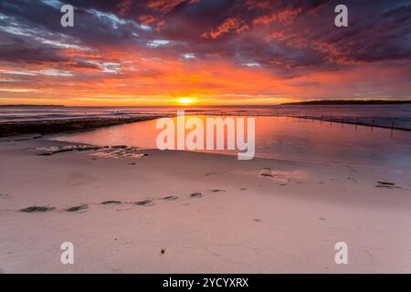 Herrlicher Sonnenaufgang und Ozean Felsenpool Strand Cronulla Stockfoto