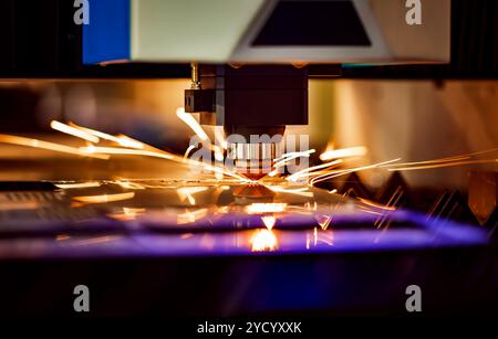 CNC-Laserschneiden von Metall, moderne Industrietechnik. Stockfoto