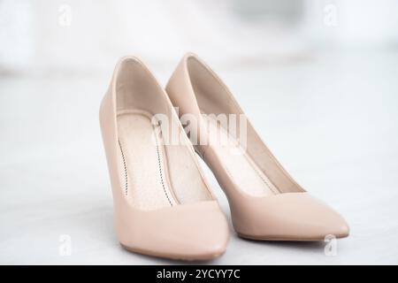 Beige Schuhe. Hochzeitsschuhe. Brautschuhe auf der Ferse. Die Honorare der Braut. Hochzeitsdekoration Stockfoto