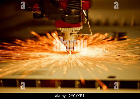 CNC-Laserschneiden von Metall, moderne Industrietechnik. Stockfoto
