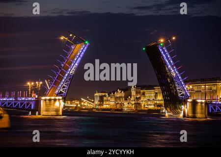 Scheidung von Brücken in St. Petersburg. Nacht Stadt Russlands. Der Fluss Newa im Zentrum der Stadt. Stockfoto