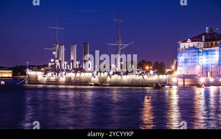 Schiff Aurora in St. Petersburg, Russland, nachts im Juni. Der Fluss Neva in St. Petersburg. Nachtstadt. Stockfoto