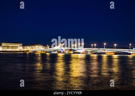 Scheidung von Brücken in St. Petersburg. Nacht Stadt Russlands. Der Fluss Newa im Zentrum der Stadt. Stockfoto