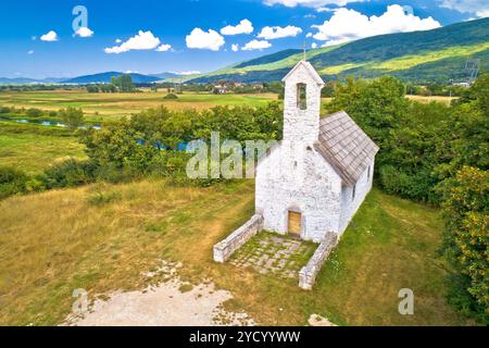 Steinkirche am Fluss Gacka aus der Vogelperspektive Stockfoto