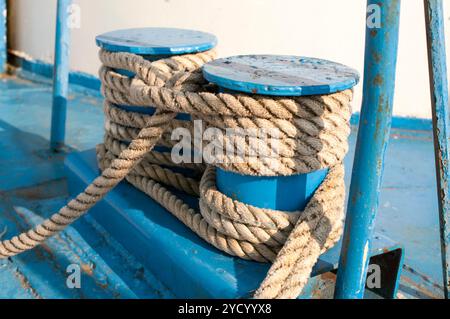 Naval verwitterten Seil auf Blau metallic Spulen Stockfoto