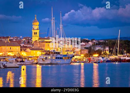 Inselstadt Krk mit abendlichem Blick aufs Wasser Stockfoto