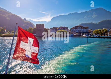 Boot am Vierwaldstättersee von Stansstad aus mit Schweizer Flagge Stockfoto