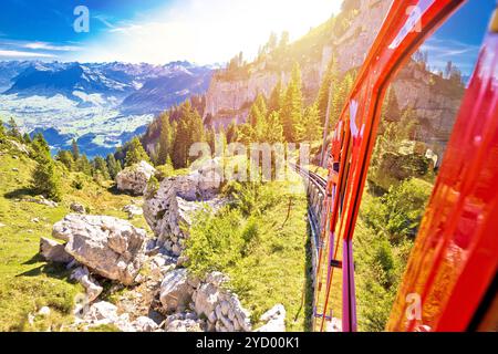 Abstieg auf den Pilatus die steilste Zahnradbahn der Welt, der touristischen Landschaft der Schweiz Stockfoto