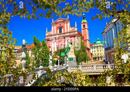 Presern Square in Ljubljana Blick auf den Fluss durch den Blattrahmen Stockfoto