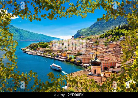 Blick auf das Wasser von Limone sul Garda durch den grünen Laubrahmen Stockfoto