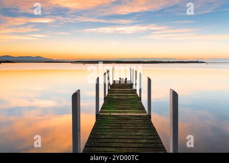 Perfekte Ruhe - Holzsteg und Reflexe Stockfoto