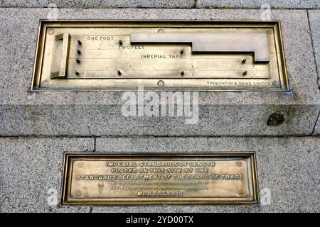 Ein offizielles britisches Maß imperialer Längenstandards aus dem Jahr 1876 wurde in das Mauerwerk am Trafalgar Square, London, aufgenommen. Stockfoto