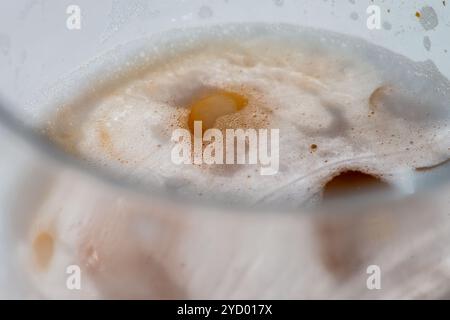 Eine detaillierte Makroaufnahme von Eiswürfeln, die in einem Cocktail schmelzen, unterstreicht die erfrischende Kühle und Textur, perfekt für die Aufnahme eines gekühlten Getränks Stockfoto