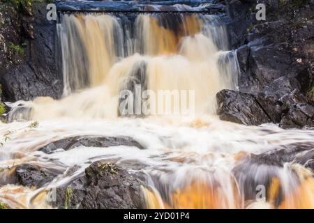 Ruskeala Wasserfälle. Das Wasser kommt mit einer starken Strömung herunter. Wasserfälle Russlands. Reisen Sie nach Russland. Karelien, Stockfoto